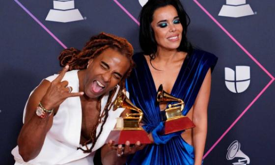 El cantante cubano Yotuel Romero y la artista española Beatriz Luengo tras recibir dos Grammy por "Patria y Vida".
