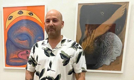 El artista cubano Yulier Rodríguez (Yulier P.) en la exposición colectiva "Búsquedas" en OCCO Art Gallery, Madrid (11 de junio de 2026). Foto de Rafael Vilches.
