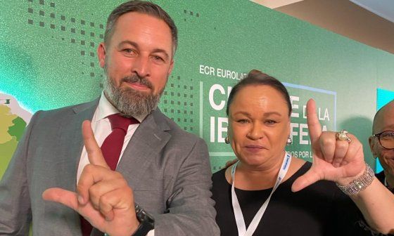 El líder de Vox, Santiago Abascal, junto a la escritora cubana Zoé Valdés.