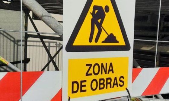 Cartel de zona de obras