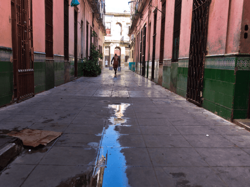 Charco de agua en la calle. 