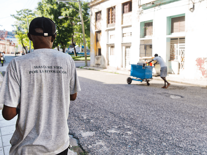 Hombre de espaldas en la calle con pullover que muestra el cartel: "Hasta mi vida por la Revolución".