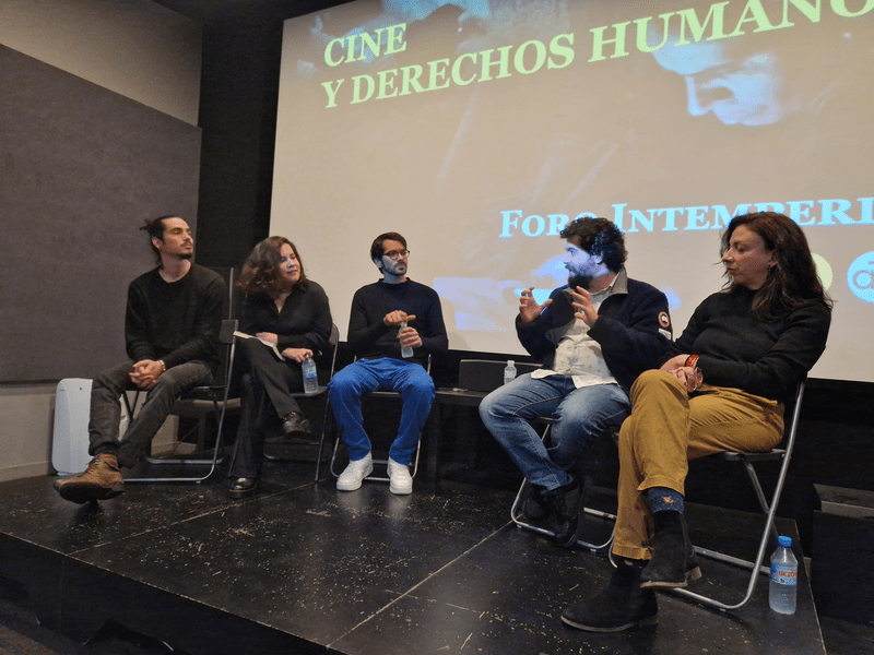 Realizadores presentando sus documentales durante el primer Foro Intemperie.