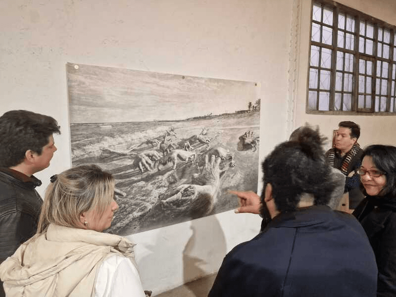 Público asistente al Foro Intemperie 2 alrededor de una obra de arte.