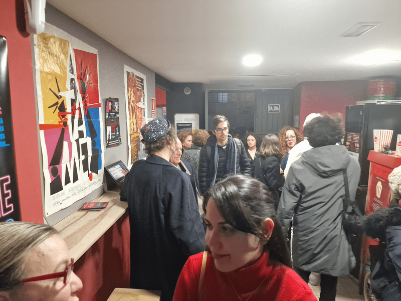 Luego de la proyección de los documentales, el público asistente y los creadores intercambiando.