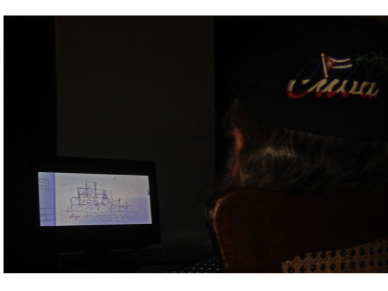 Momento de la exposición de un video de Dashiell Hernández Guirado (1977).