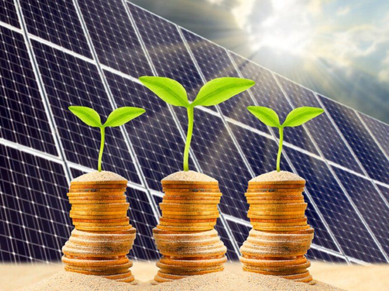 Ilustración alude al posible ahorro de dinero a partir del uso de la energía solar representado en montañas de moneda con una planta creciendo encima, y detrás paneles solares...