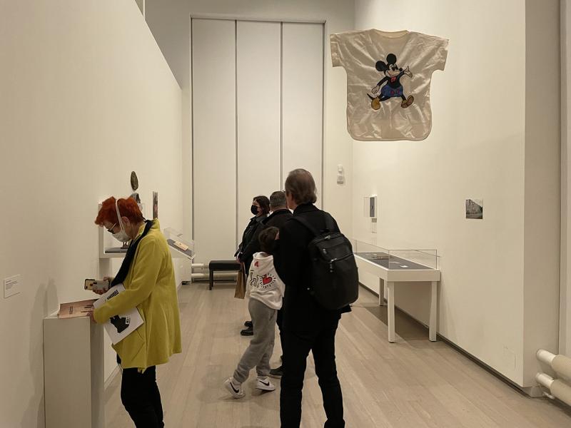 Vista de la exposición "Sin Autorización: Contemporary Cuban Art". Obra "Depósito familiar" de Camila R. Lobón