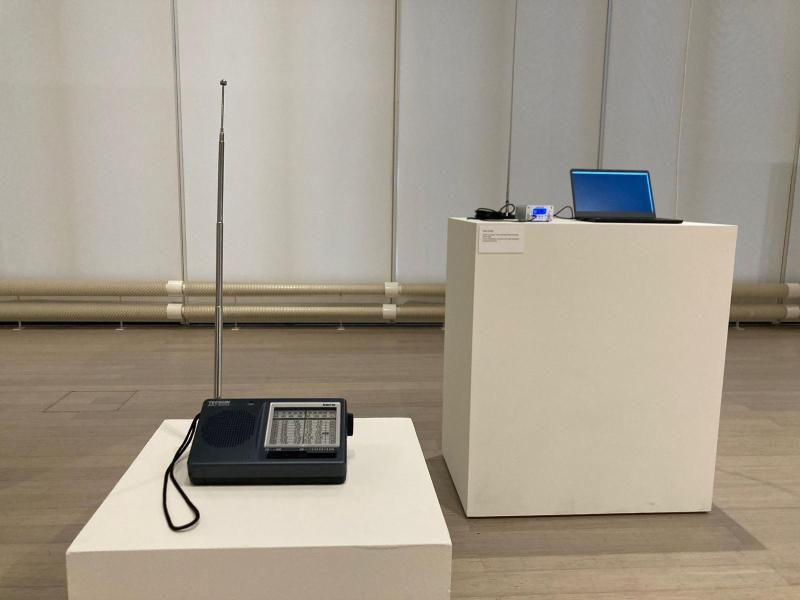 Vista de la exposición "Sin Autorización: Contemporary Cuban Art". Obra "hm01.la_chica" de Kiko Faxas