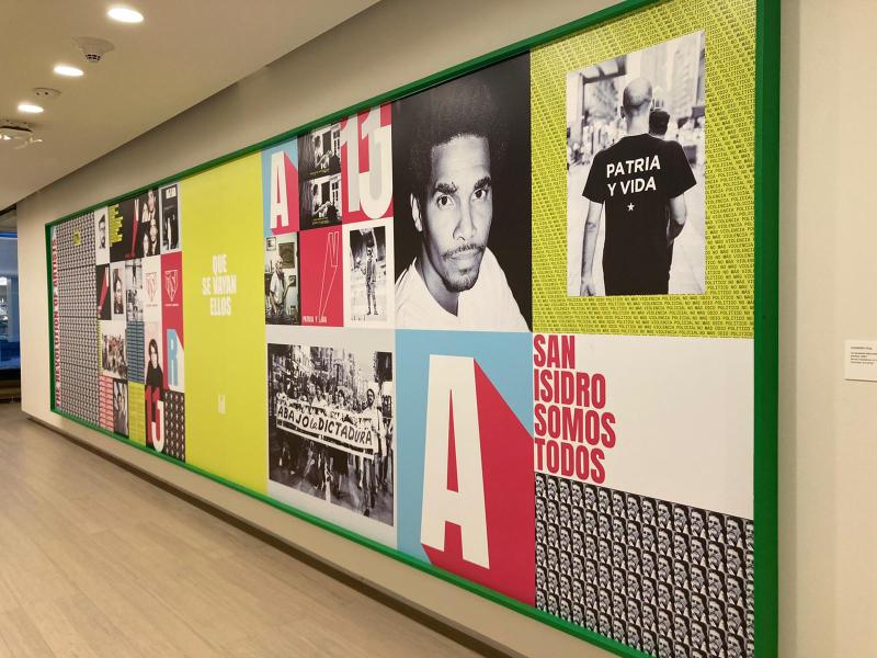 Vista de la exposición "Sin Autorización: Contemporary Cuban Art". Obra "La Revolució dels artistes" de Leandro Feal