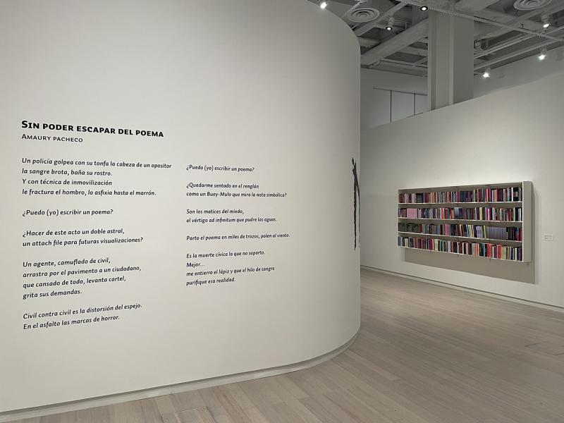 Vista de la exposición "Sin Autorización: Contemporary Cuban Art". Archivo Movimiento San Isidro con poema de Amaury Pacheco y al fondo Biblioteca para lomo-lectores de Lester Álvarez, Kevin Ávila y Roman Gutiérrez