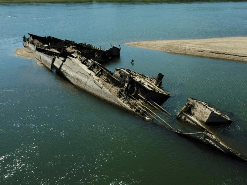 Buque de guerra en el Danubio.