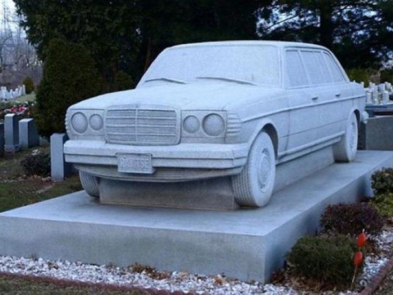 Tumba auto de piedra