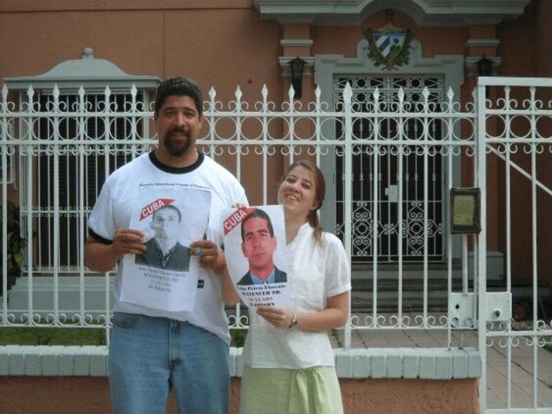 Dos personas soteniendo dos fotos.