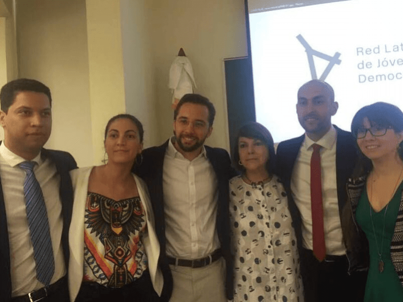 Grupo de personas posando para la foto.