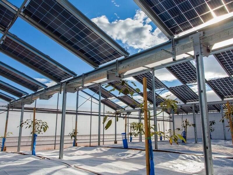 Estructuras abandonadas son utilizadas para instalar paneles solares.