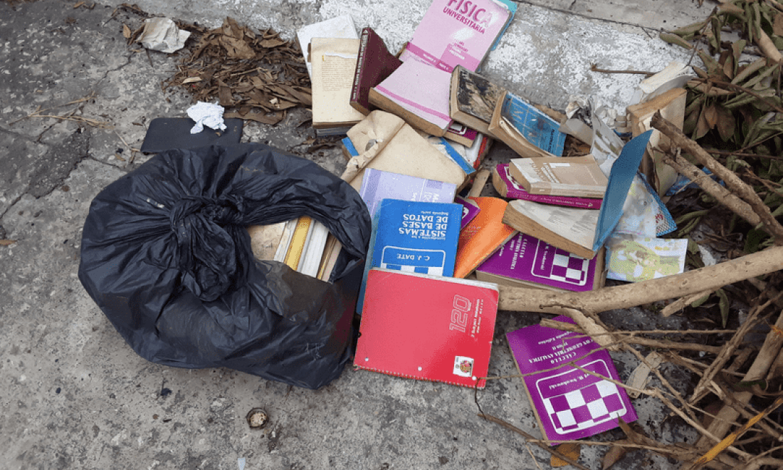 Libros en la basura.
