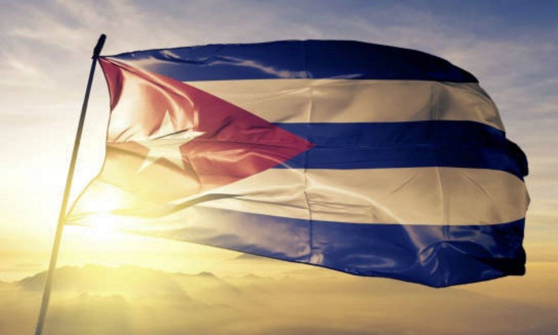 Bandera cubana ondeando al amanecer.