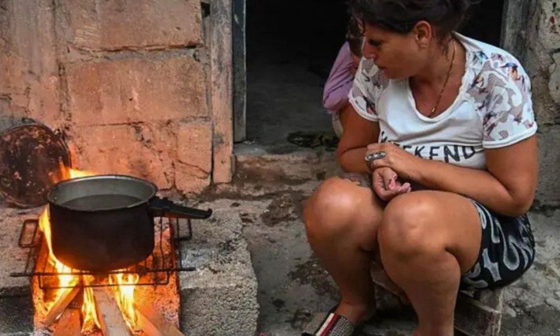 Cubana cocinando en un fogón improvisado en Cuba.