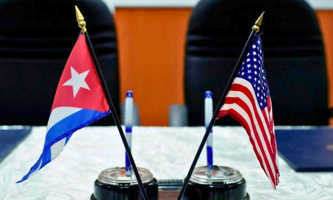 Banderas de Cuba y Estados Unidos.