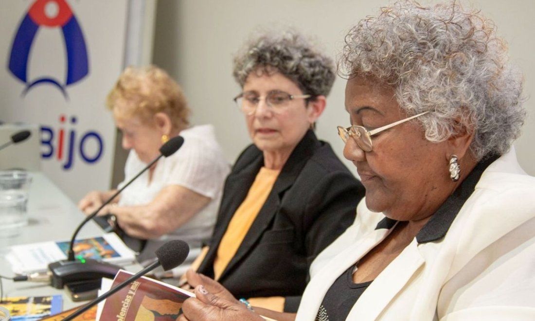 De izquierda a derecha: las escritoras Haydée Beatriz Rodríguez, Lidia Sánchez, Mariela Smith en el evento "Escritoras cubanas en Madrid" (23 de abril de 2026).