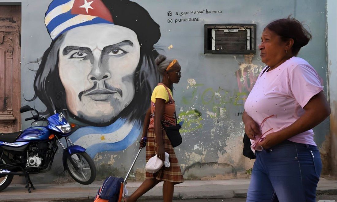 Calle cubana con cartel de Ernesto Che Guevara. Foto: IPS Cuba.