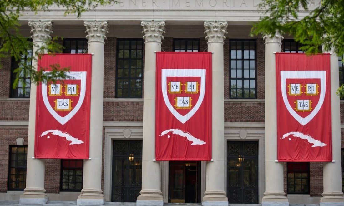 Recreación de la fachada de la Biblioteca Widener, de la Universidad de Harvard, Estados Unidos.