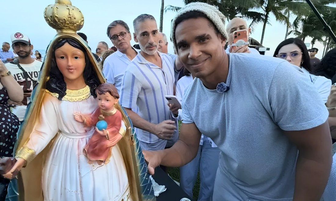 El artista y expreso político Luis Manuel Otero Alcántara junto a la efigie de la Virgen de la Caridad del Cobre que reconstruyó en la Ermita de la Caridad, Miami (18 de julio de 2026).