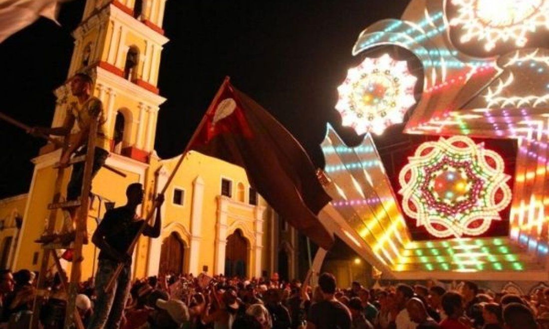 Carroza iluminada frente a la Parroquia de la Inmaculada Concepción durante las Parrandas de Chambas.