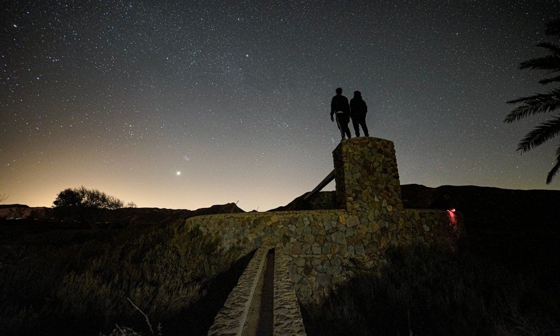 Astroturismo en España. Dos personas bajo las estrellas