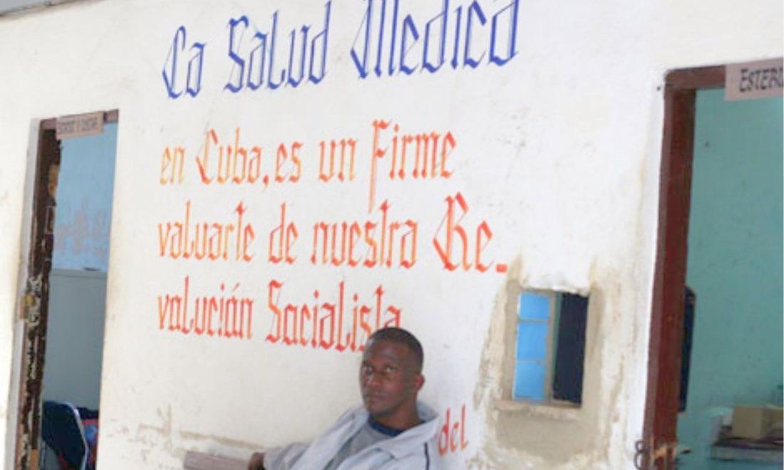 Exterior de un policlínico cubano.