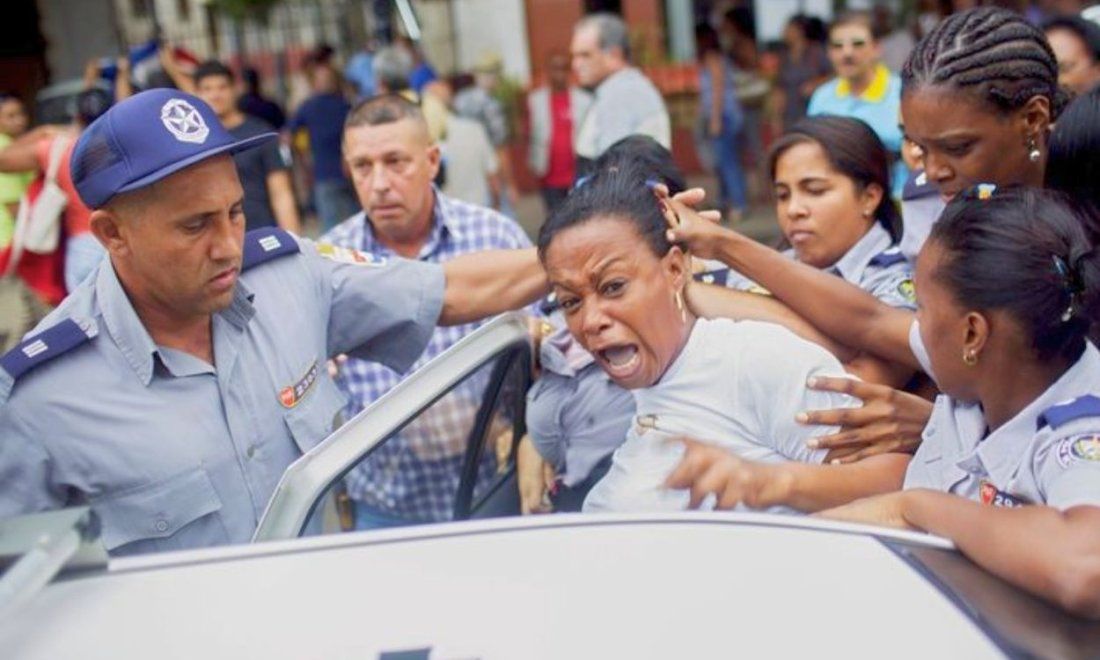 Policía cubana reprime a integrante de las Damas de Blanco durante una protesta en La Habana (10 de diciembre 2015). Foto: Reuters. 