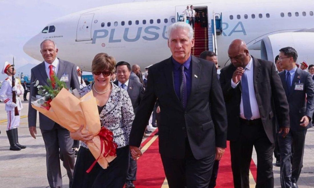 Miguel Díaz-Canel y Liz Cuesta arriban a Hanoi a bordo de un avión de Plus Ultra (agosto de 2025).