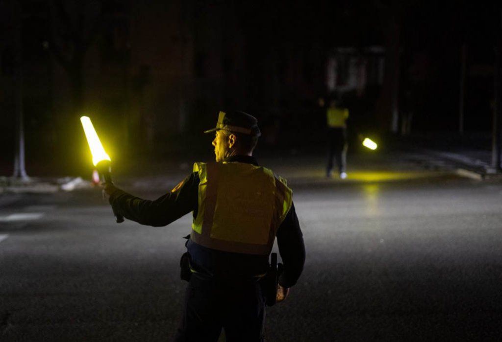 Agente de la policía dirige el tráfico tras el apagón eléctrico. |  Imagen:  