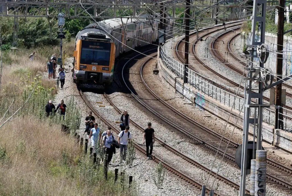 Las personas abandonan un tren en Aragón y emprenden a pie el camino. |  Imagen:  