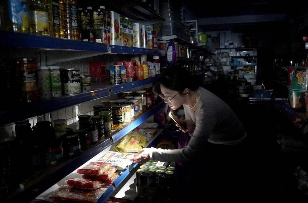 Mercado a oscuras en Zaragoza. |  Imagen:  
