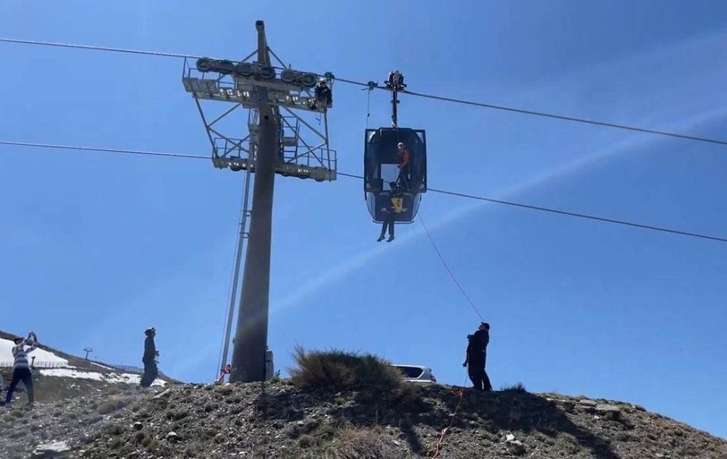 Rescate de esquiadores atrapados en Sierra Nevada. |  Imagen:  
