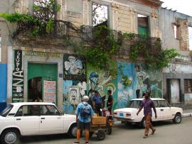 Ruina del centro cultural El Mejunje, en Santa Clara, Cuba.