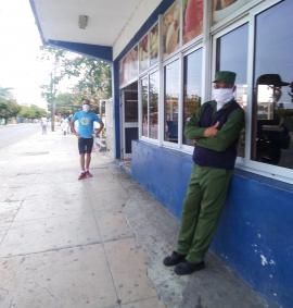 Militares cubanos controlan en La Habana el cumplimiento de las medidas de cinfinamiento