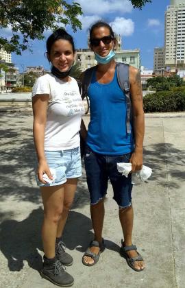 Jóvenes ambientalistas, Alexandra Lleonart y Lázaro Orihuela, en un día de siembra de árboles